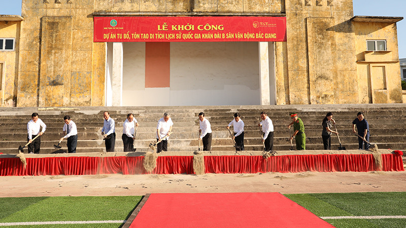 Chủ tịch nước Võ Văn Thưởng và các đại biểu thực hiện nghi thức khởi công dự án tu bổ, tôn tạo di tích lịch sử quốc gia Khán đài B sân vận động Bắc Giang.