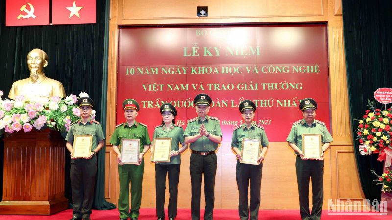 Bộ trưởng Tô Lâm trao giải thưởng tặng các cá nhân đoạt giải thưởng Trần Quốc Hoàn.