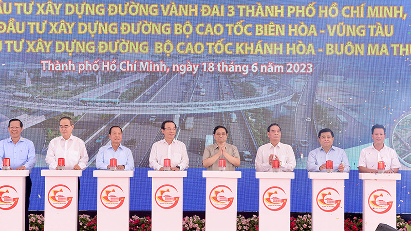 Thủ tướng Phạm Minh Chính và các đồng chí lãnh đạo thực hiện nghi thức khởi công 3 dự án giao thông trọng điểm.