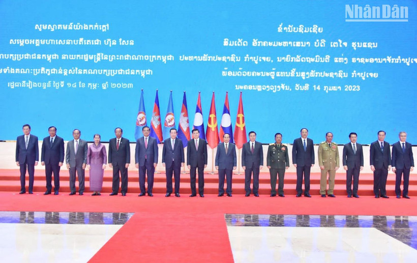 Lãnh đạo Đảng Nhân dân cách mạng Lào và lãnh đạo Đảng Nhân dân Campuchia tại hội nghị. (Ảnh: báo Pasaxon)