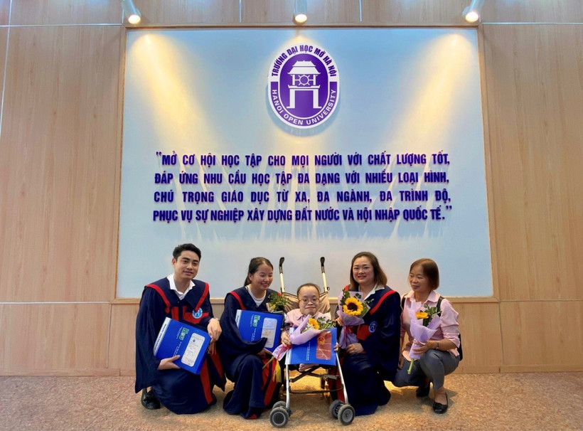 Niềm vui của một sinh viên khuyết tật cùng gia đình và bạn học trong ngày tốt nghiệp.