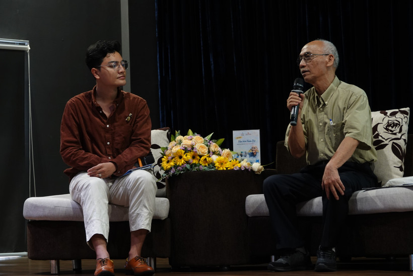 Nhà nghiên cứu Huỳnh Ngọc Trảng trò chuyện với sinh viên về văn hóa Nam bộ.