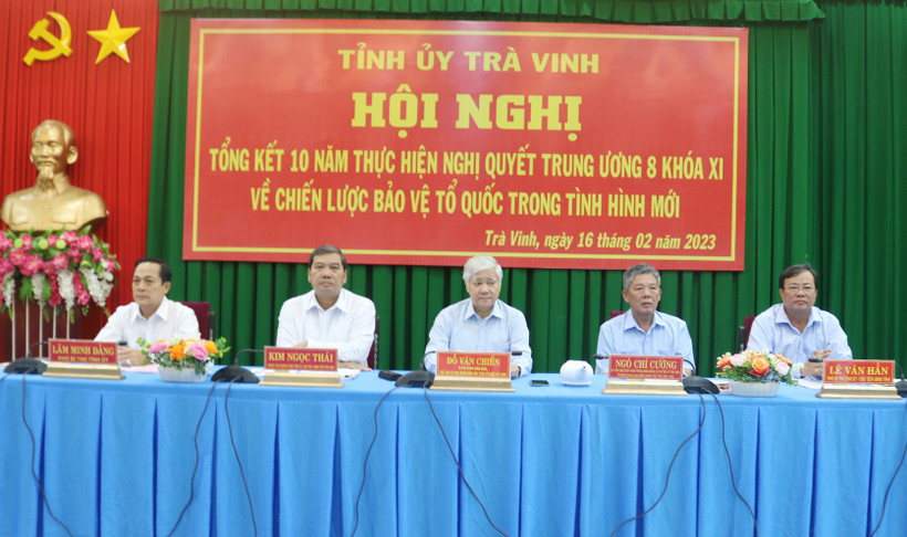 Bí thư Trung ương Đảng, Chủ tịch Ủy ban Trung ương Mặt trận Tổ quốc Việt Nam Đỗ Văn Chiến (ngồi giữa) dự hội nghị.