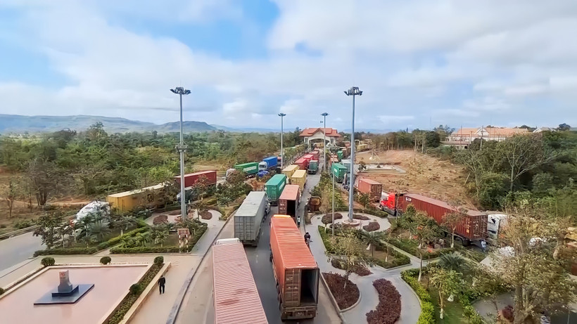 Phương tiện qua lại cửa khẩu quốc tế Lao Bảo (Quảng Trị) trong những ngày đầu năm mới nhộn nhịp.