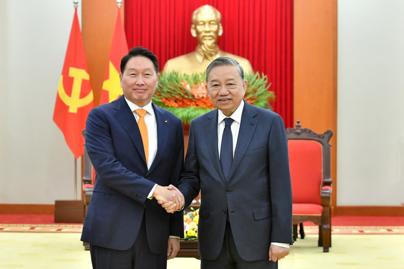Tổng Bí thư Tô Lâm tiếp Chủ tịch Tập đoàn SK Hàn Quốc Chey Tae-won.