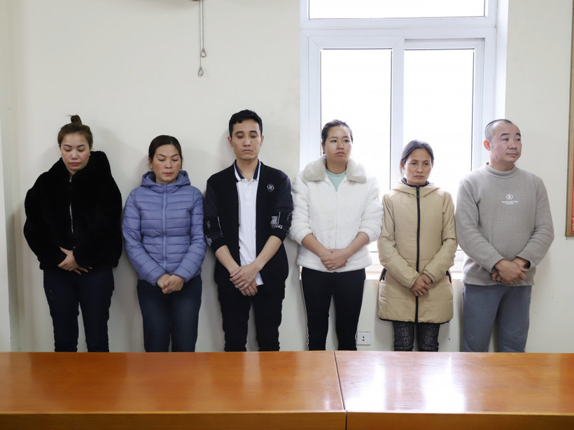 Các đối tượng trong đường dây bị bắt giữ. (Ảnh: Hùng Cường)