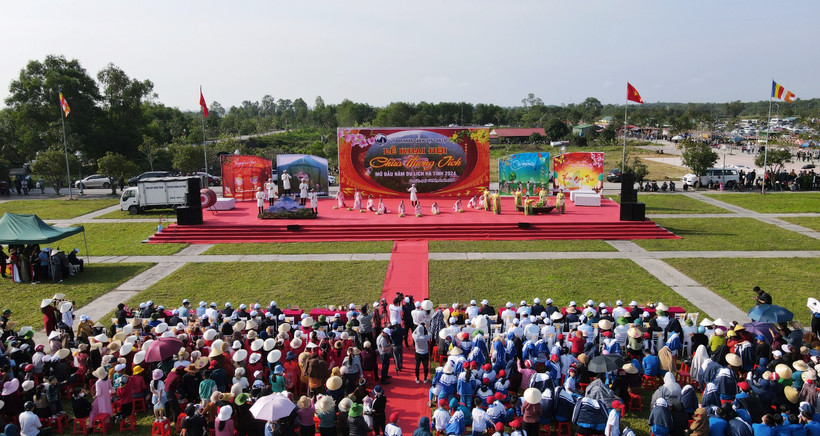 Đông đảo cán bộ, nhân dân địa phương và du khách thập phương nô nức khai hội chùa Hương Tích.