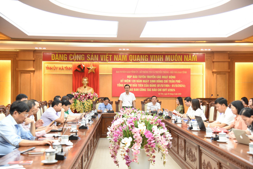 Trưởng ban Tuyên giáo Tỉnh ủy Hà Tĩnh Hà Văn Hùng thông tin đến các cơ quan báo chí về các điểm nhấn trong chuỗi hoạt động kỷ niệm 120 năm Ngày sinh đồng chí Trần Phú.