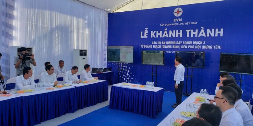 Đại diện lãnh đạo EVN giới thiệu tổng thể dự án đường dây 500KV mạch 3 từ Quảng Trạch đến Phố Nối với Phó Thủ tướng và các đại biểu dự lễ khánh thành tại điểm cầu Hà Tĩnh.