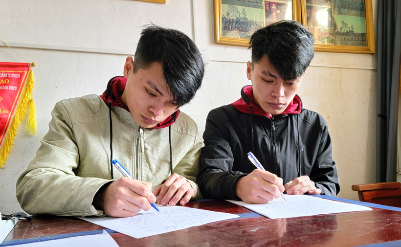 Khi được tuyên truyền về thực hiện nghĩa vụ quân sự, hai anh em song sinh Phạm Công Anh và Phạm Công Nhật đã tình nguyện viết đơn nhập ngũ.