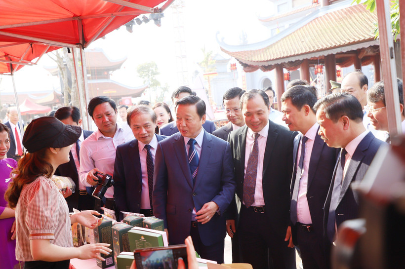 Phó Thủ tướng Chính phủ Trần Hồng Hà cùng các vị đại biểu tham quan các gian hàng trưng bày sản phẩm OCOP của địa phương.