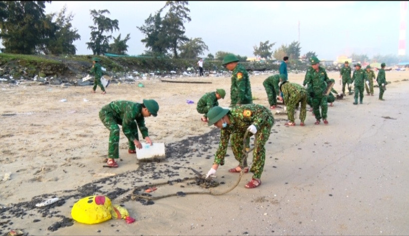 Các lượng chức năng khẩn trương tổ chức thu gom toàn bộ số lượng dầu tràn trên bãi biển xã Kỳ Lợi.