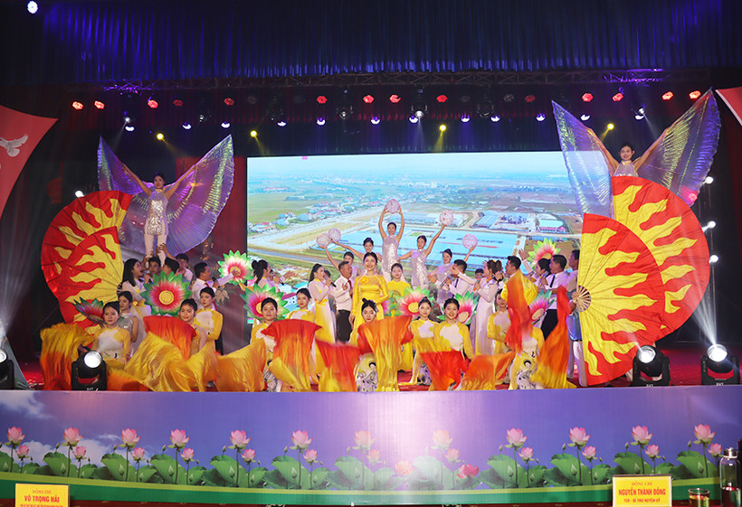 Chương trình nghệ thuật ngợi ca quê hương đất nước tại buổi gặp mặt.