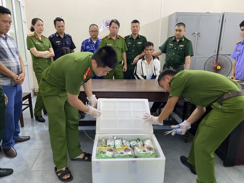Đối tượng Sếnh và tang vật vụ án.