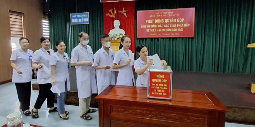 Các đơn vị, địa phương ở Hà Tĩnh quyên góp, ủng hộ người dân vùng thiên tai.
