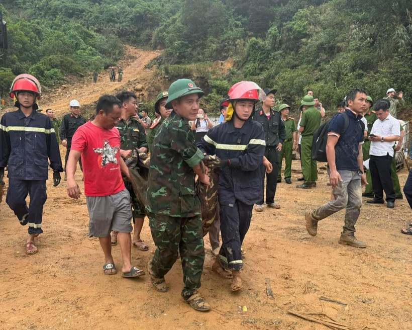 Các lực lượng chức năng vận chuyển, ứng cứu các nạn nhân.