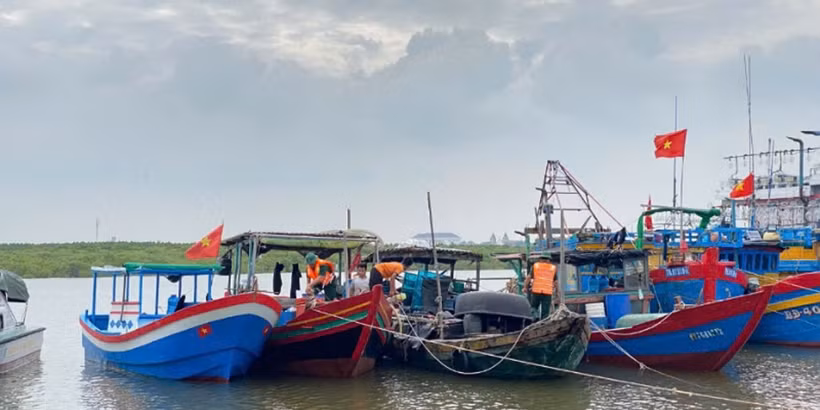 Các lực lượng chức năng ở Lộc Hà (Hà Tĩnh) hỗ trợ ngư dân bảo đảm an toàn cho tàu thuyền tại nơi tránh trú.