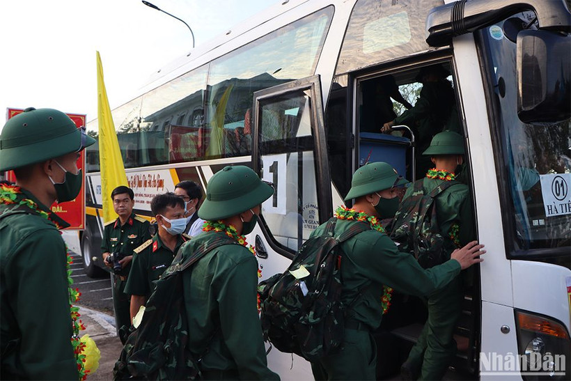 Thanh niên An Giang hăng hái lên đường nhập ngũ.