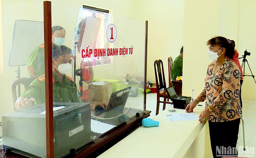 Công an tỉnh Sóc Trăng giải quyết thủ tục hành chính bằng thiết bị công nghệ cao.