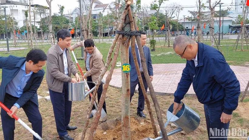 Lãnh đạo tỉnh Phú Yên tham gia trồng cây xanh tại lễ phát động.