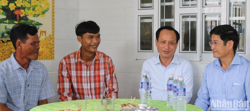 Lãnh đạo chủ chốt tỉnh Bạc Liêu đến các gia đình thăm hỏi, tặng quà trước khi các tân binh nhập ngũ.