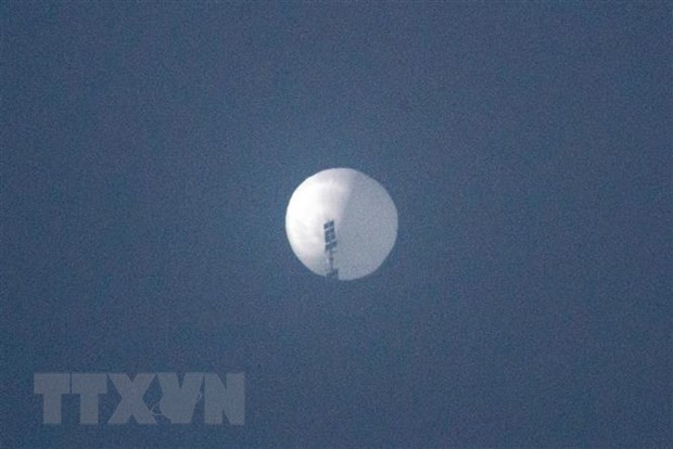 Khinh khí cầu của Trung Quốc bay qua không phận Billings, Montana, Mỹ, ngày 2/2/2023. (Ảnh: AFP/TTXVN)