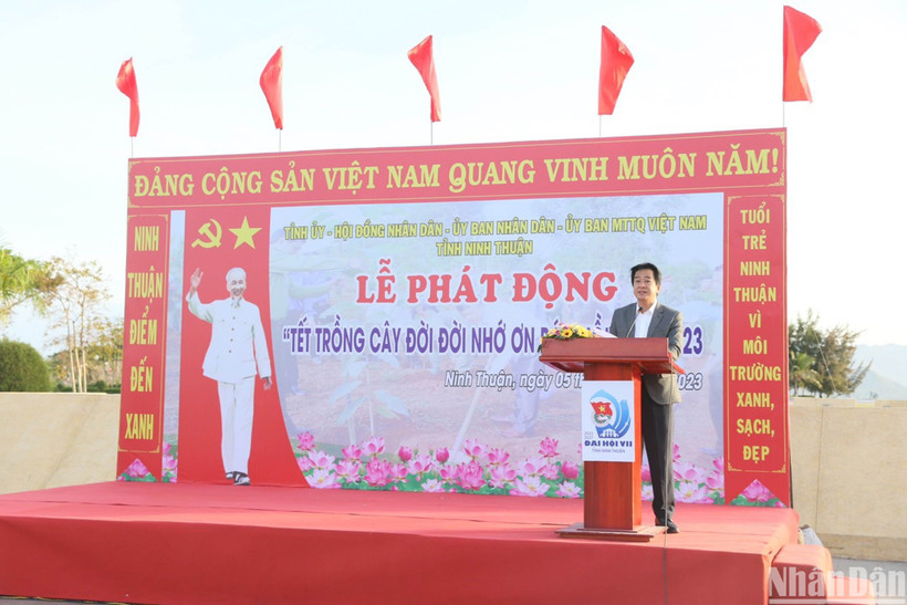 Phó Chủ tịch Ủy ban nhân dân tỉnh Ninh Thuận Nguyễn Long Biên phát biểu kêu gọi cán bộ, nhân dân trong tỉnh tích cực hưởng ứng Lễ phát động.