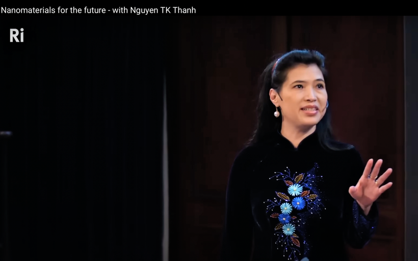 Giáo sư Nguyễn Thị Kim Thanh giảng bài trong chương trình thuyết giảng khoa học lâu đời và nổi tiếng thế giới Friday Evening Discourses (FED) của Viện Hoàng gia Vương quốc Anh (Ri). (Ảnh: TTXVN)