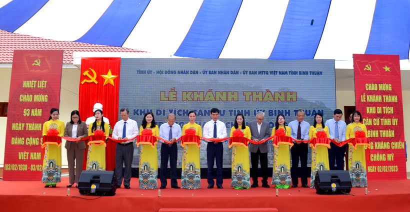 Các đồng chí lãnh đạo, nguyên lãnh đạo tỉnh Bình Thuận cắt băng khánh thành Khu Di tích căn cứ Tỉnh ủy Bình Thuận trong kháng chiến chống Mỹ.