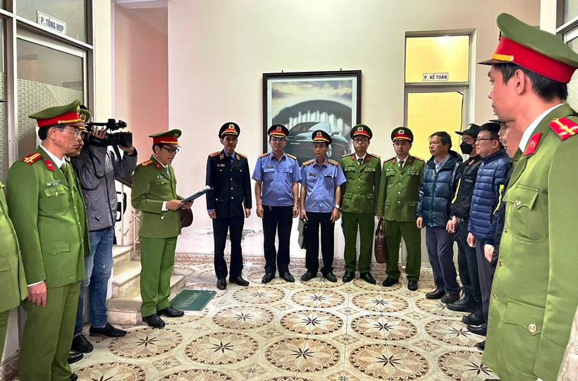 Cơ quan Cảnh sát điều tra Công an tỉnh Thừa Thiên Huế đọc lệnh khởi tố vụ án hình sự, khởi tố các bị can về tội nhận hối lộ.