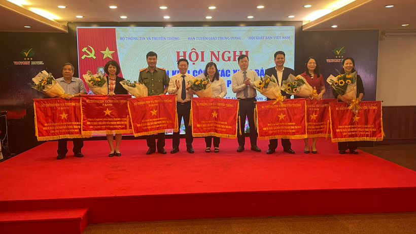 Các đơn vị được trao cờ thi đua về thành tích xuất sắc trong công tác xuất bản.