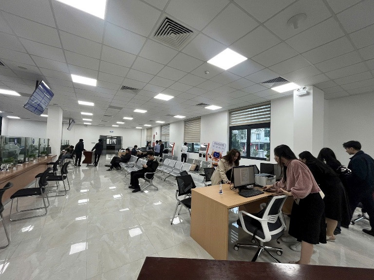 Người dân đến giải quyết thủ tục hành chính tại Trung tâm phục vụ hành chính công quận Cầu Giấy, Hà Nội. (Ảnh: Internet)