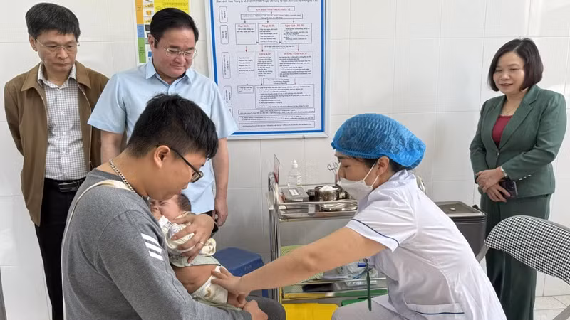 Tiêm vaccine phòng bệnh sởi cho trẻ em tại Trạm Y tế phường Phúc Lợi (quận Long Biên, Hà Nội).