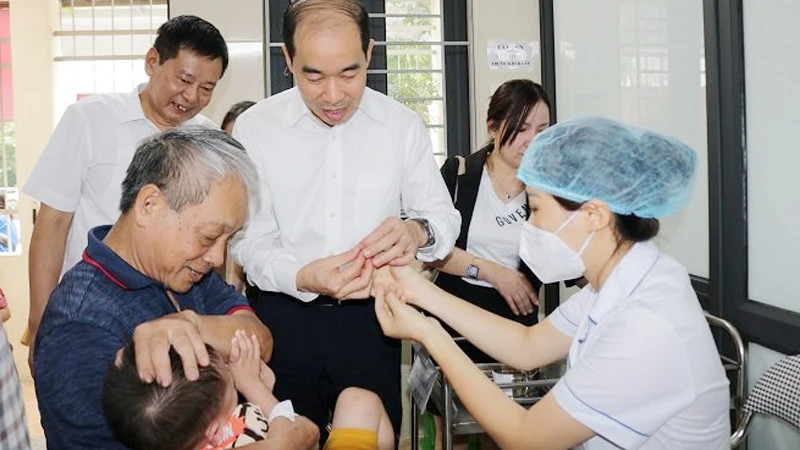 Lãnh đạo Sở Y tế Hà Nội cho trẻ em trong độ tuổi uống vitamin A trên địa bàn quận Hai Bà Trưng.