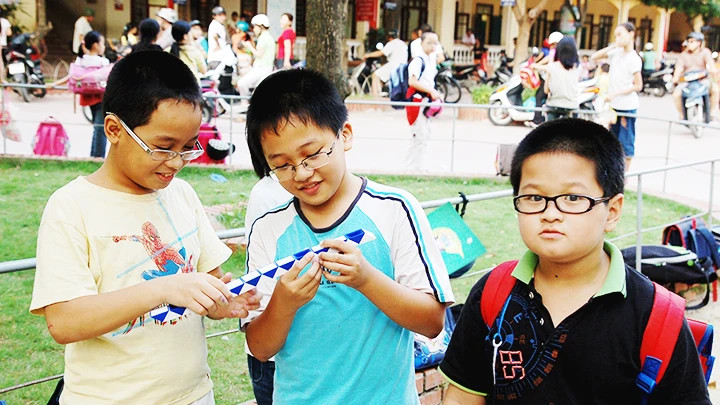 Ngày càng có nhiều em nhỏ phải trang bị kính để hỗ trợ thị lực. (Ảnh: SONG ANH)