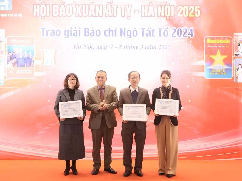 Ban Tổ chức trao Giải Nhất - Giải Bìa báo đẹp cho Báo Nhân Dân và 2 giải gian trưng bày đẹp tại Hội báo Xuân cho Đài Phát thanh - Truyền hình Hà Nội và Thư viện Hà Nội.