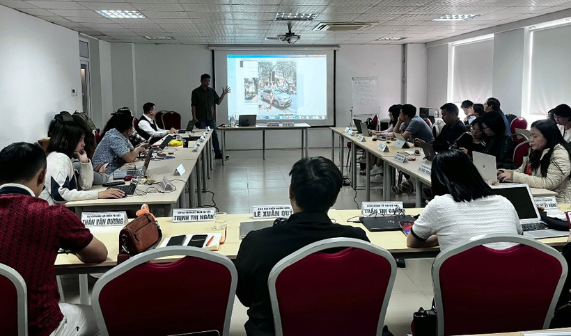 Lớp tập huấn “Kỹ năng chụp và biên tập ảnh bằng smartphone” sáng 21/3. (Ảnh: DIỆU THƯƠNG)