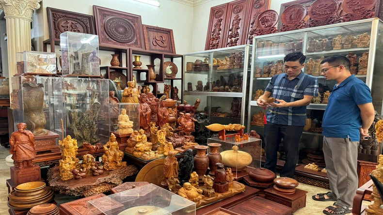 Làng nghề tiện gỗ Nhị Khê đem lại nhiều việc làm cho người lao động địa phương.