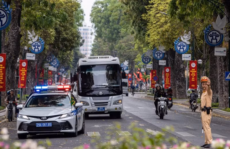 Cảnh sát giao thông Hà Nội làm nhiệm vụ dẫn đoàn và bảo đảm giao thông trên địa bàn Thủ đô. (Ảnh: TRƯỜNG THẮNG)