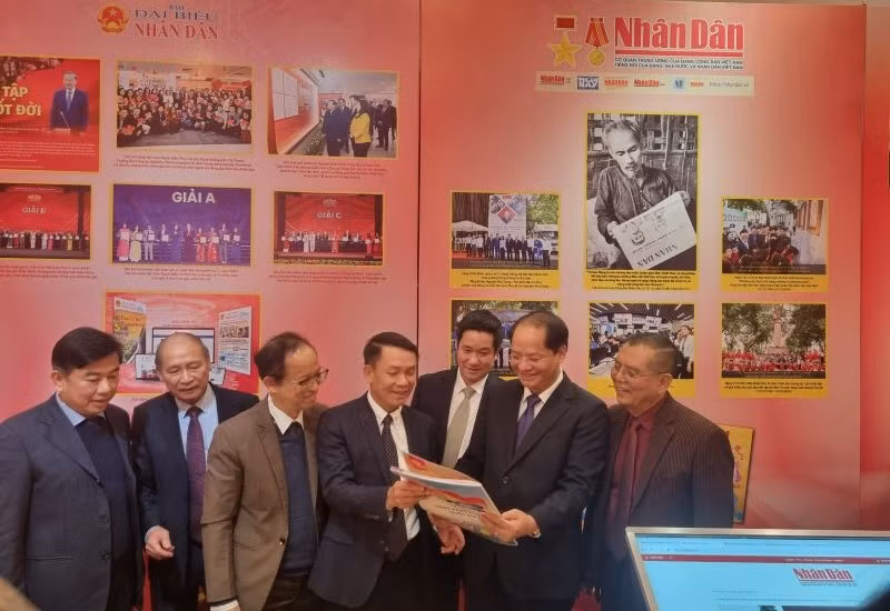 Các đại biểu tham quan gian trưng bày báo Nhân Dân.