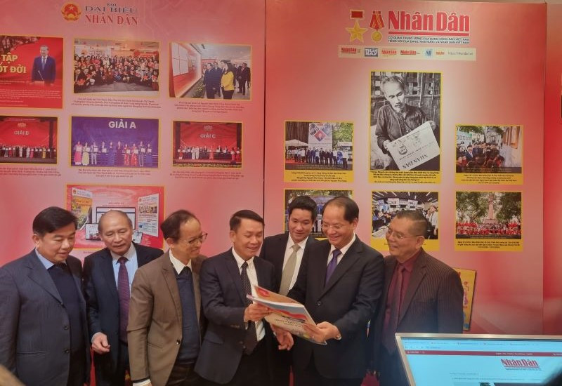 Các đại biểu tham quan gian trưng bày báo Nhân Dân.