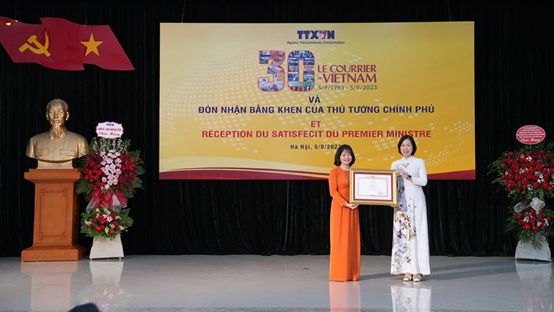 Tổng Giám đốc Vũ Việt Trang đã trao Bằng khen của Thủ tướng Chính phủ tặng Báo Le Courrier du Vietnam. (Ảnh: TTXVN)