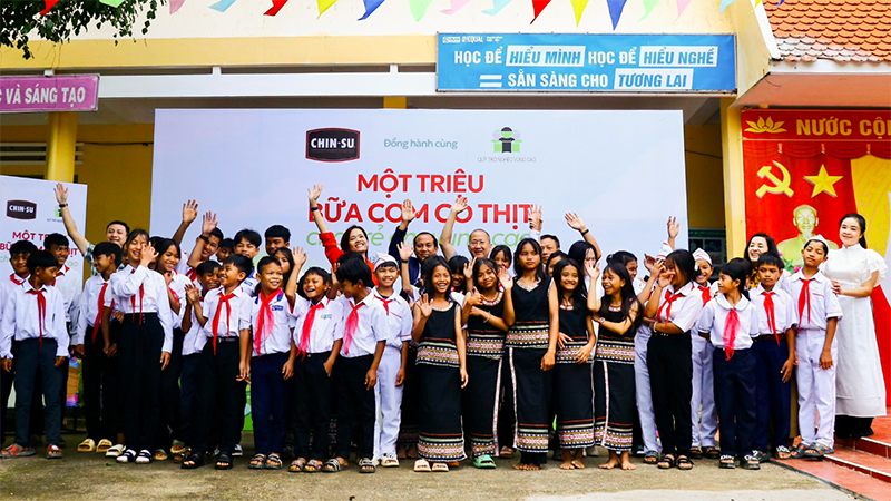 Một triệu bữa cơm có thịt do Chin-su cùng Quỹ Trò nghèo vùng cao thực hiện chính thức khởi động tại Trường phổ thông dân tộc bán trú Trung học cơ sở Măng Cành, Kon Tum.