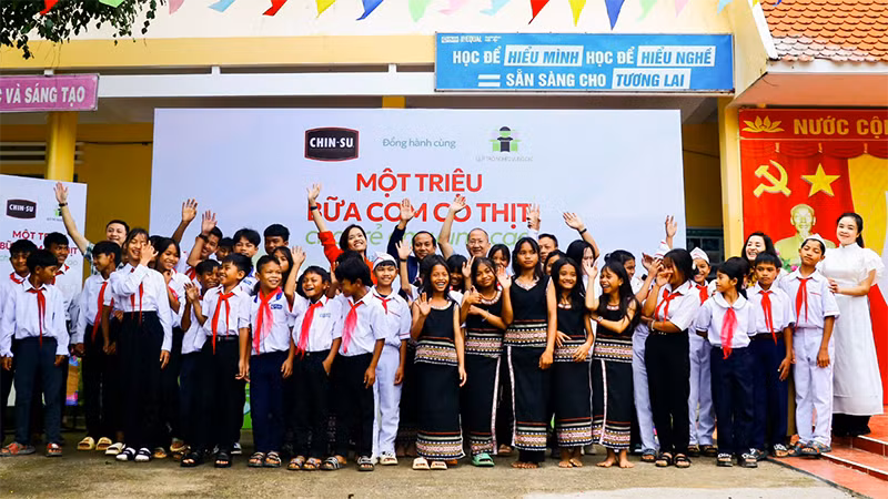 Một triệu bữa cơm có thịt do Chin-su cùng Quỹ Trò nghèo vùng cao thực hiện chính thức khởi động tại Trường phổ thông dân tộc bán trú Trung học cơ sở Măng Cành, Kon Tum.