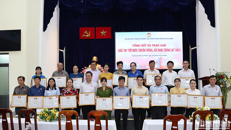 Ban tổ chức trao giải cho các cá nhân đoạt giải.