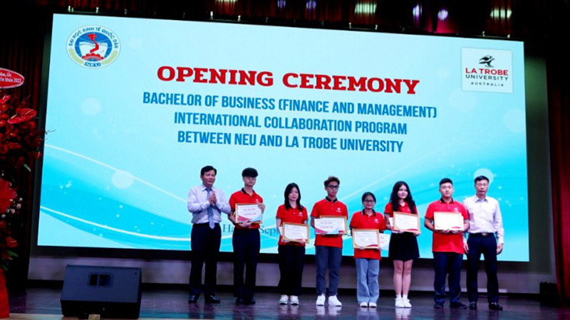Trao học bổng cho các tân sinh viên có kết quả cao trong đầu vào tuyển sinh.