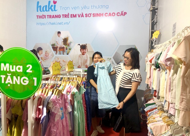 Người tiêu dùng tham quan, mua sắm các sản phẩm thời trang, làm đẹp tại sự kiện.