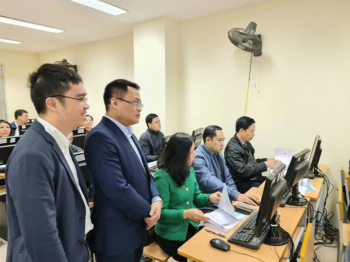 Lãnh đạo Sở Thông tin và Truyền thông Hà Nội cùng Công ty TNHH Hệ thống thông tin FPT kiểm tra công tác tổ chức tập huấn.
