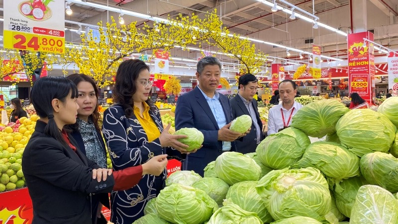 Đồng chí Nguyễn Mạnh Quyền (giữa) kiểm tra công tác cung ứng hàng hóa trên địa bàn.