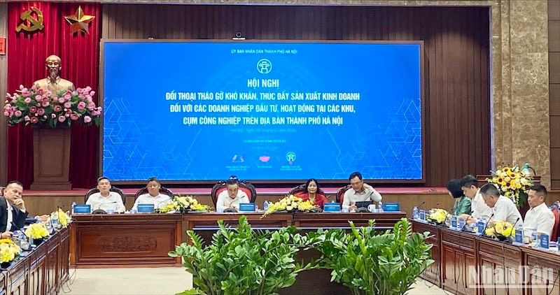 Lãnh đạo thành phố Hà Nội đối thoại với doanh nghiệp.